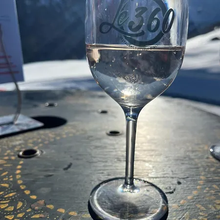 4 Personnes Dans Le Mythique Paquebot Des Neiges A *